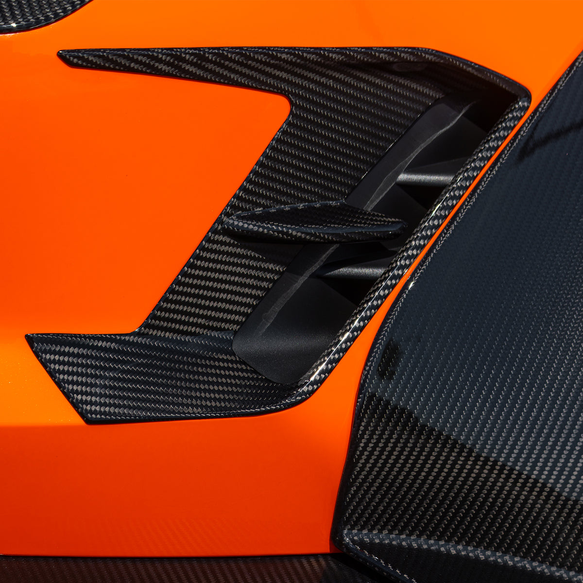 DUMMAR carbon fibre rear bumper trim installed on the Lamborghini Urus SE